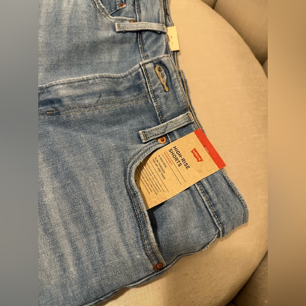 NWT Levi’s Hyper Soft High Rise Shorts – Size 8/WM 29 - Picture 2 of 7